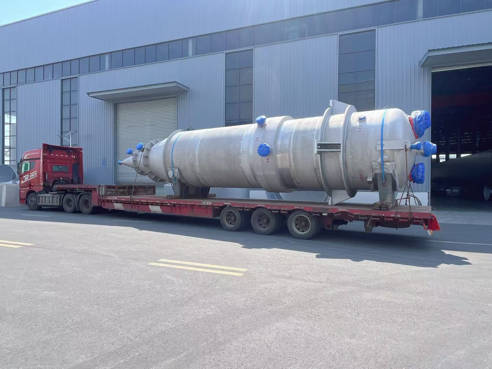 笃舜发往福建福州大连海新预反应器干燥塔设备发货现场